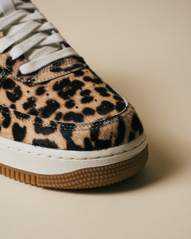 Nike Air force 1 leoard print vue de profil